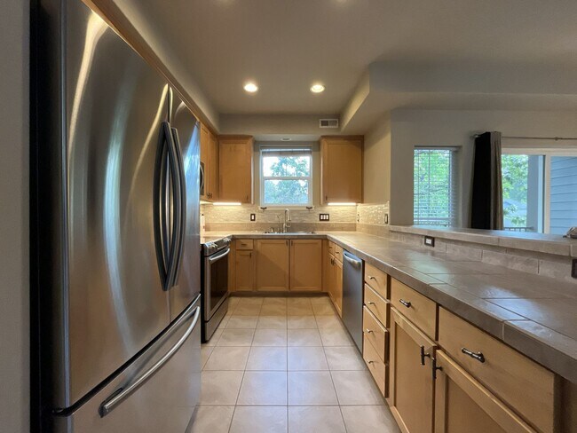 Building Photo - Distinctive 3-Story Tigard Townhouse with Stainless Steel Kitchen, Vaulted Ceilings & Attached 2-...