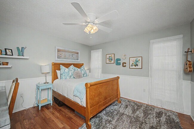 Building Photo - FIVE Bedroom Home in Bluewater Bay
