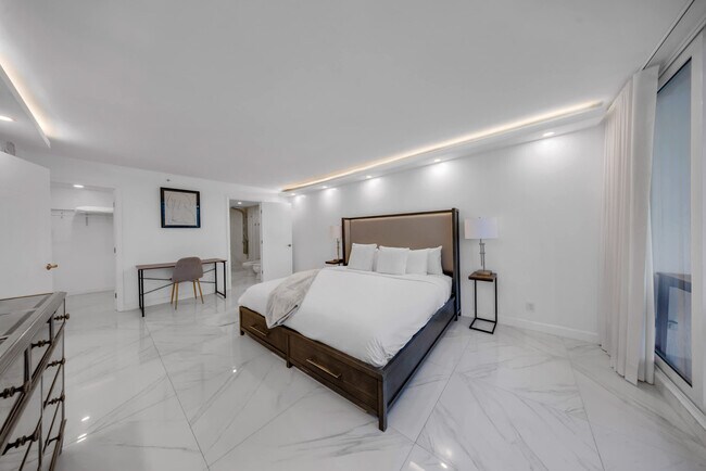 Building Photo - 1717 N Bayshore Dr