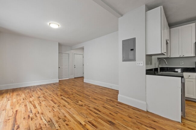 Building Photo - 39 Bradley St.