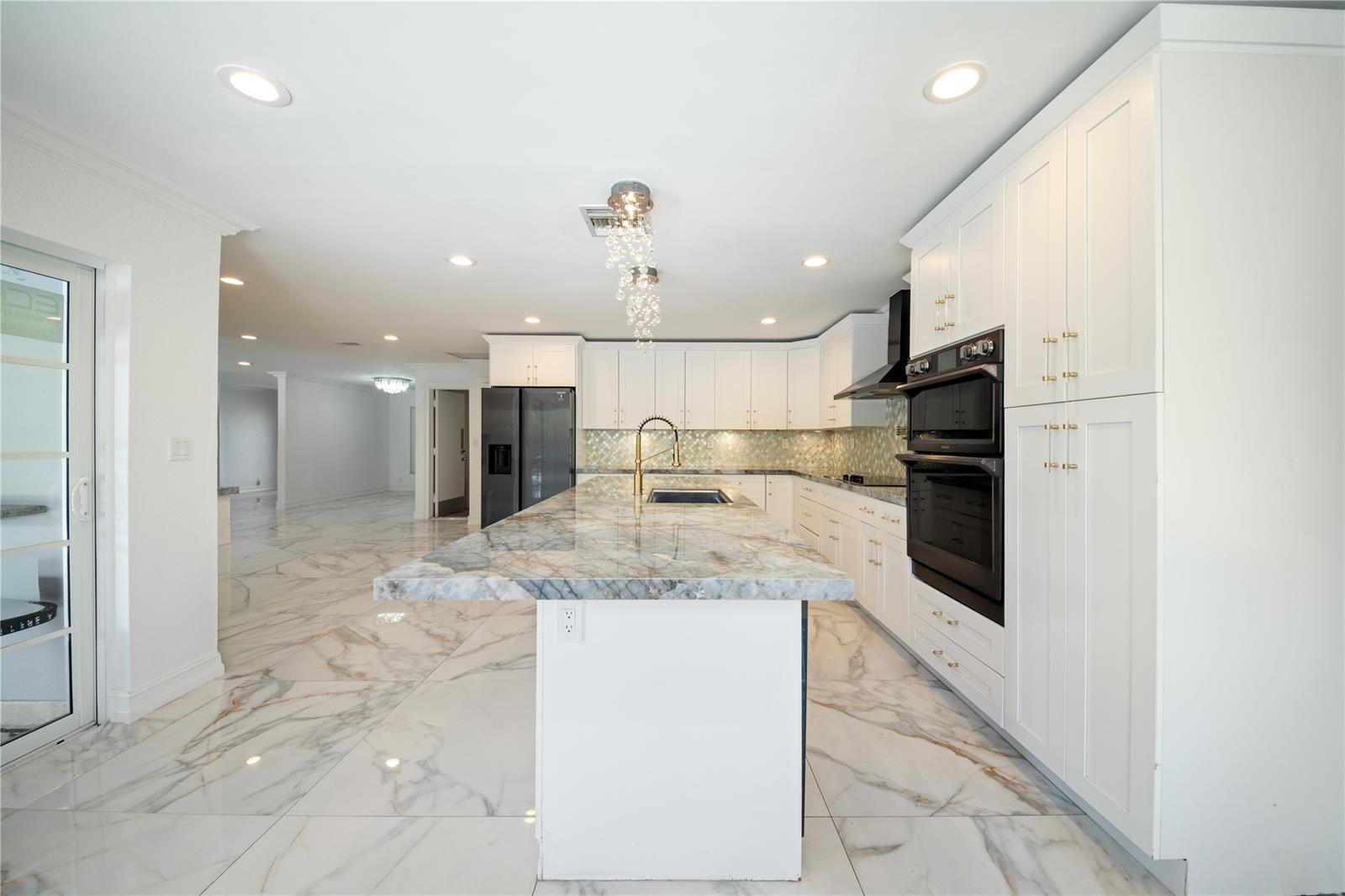 Building Photo - 16770 Lakeview Ct