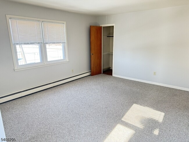 Building Photo - 172 Kanouse St