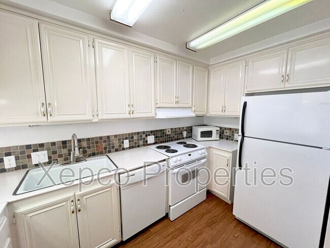 Building Photo - 2571 N Whitewater Club Dr
