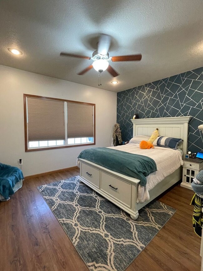 Building Photo - 825 Locharno Dr