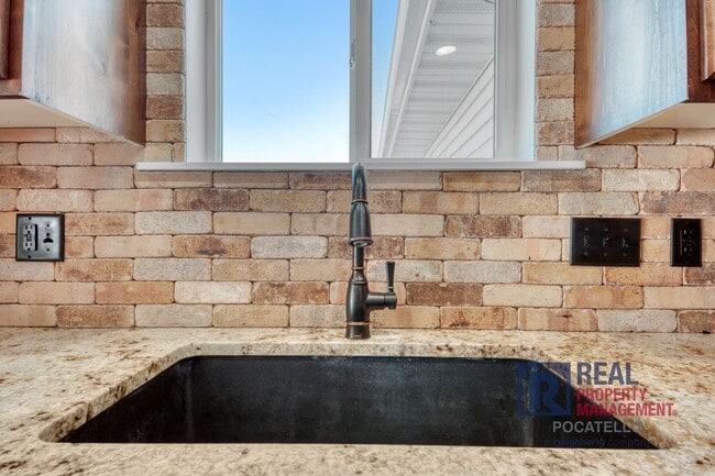 Building Photo - Beautiful - Elegant - 5 Bedrooms - 3 Car -...
