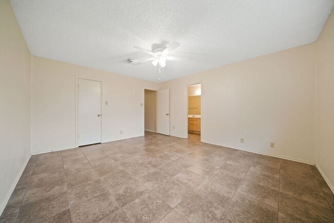 Building Photo - 3 Bedroom/2 Bath Regency Meadow Subdivision