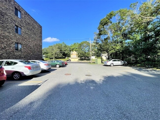 Building Photo - 555 Main St