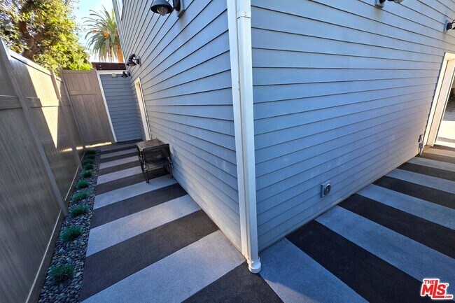 Building Photo - 4744 Haskell Ave