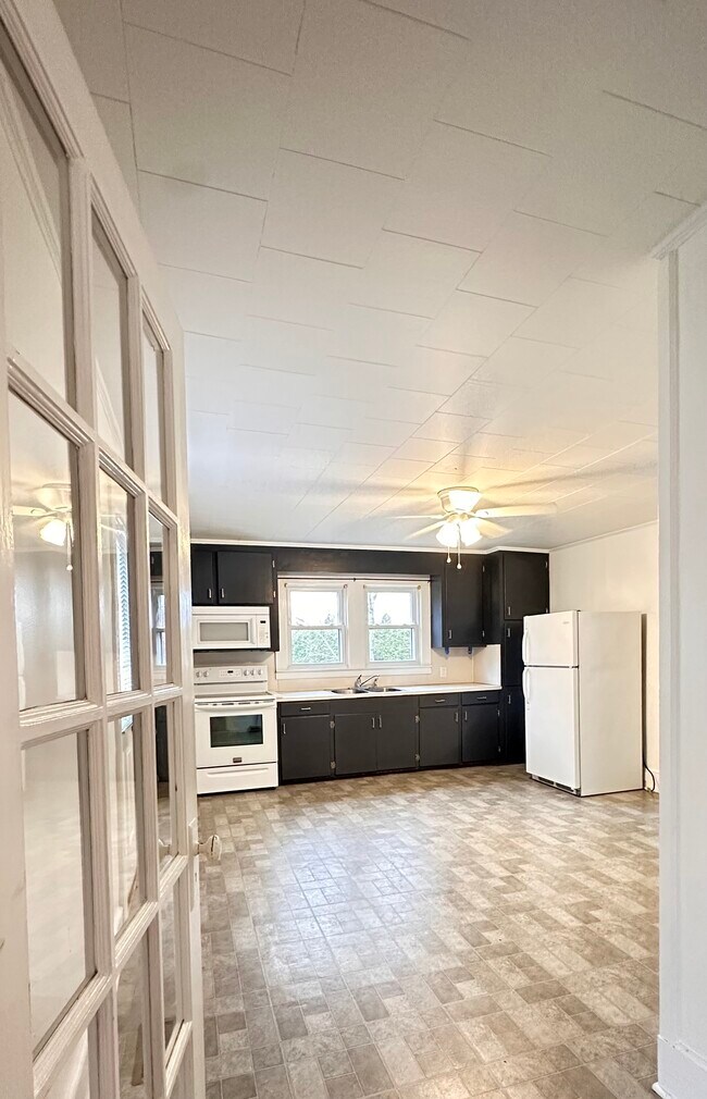 Building Photo - 219 College St