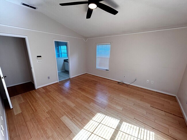 Building Photo - Wonderful 4/3 minutes from the beach! Must...