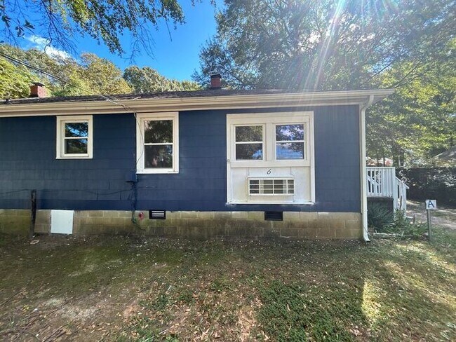 Building Photo - 605 Betty St