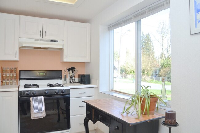 Building Photo - 208 27th Ave E