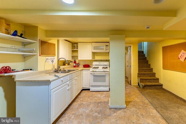 Building Photo - 2216 Georges Ln