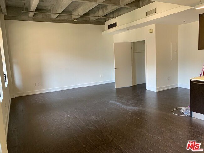 Building Photo - 727 W 7th St