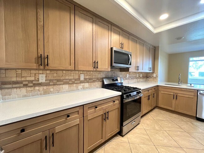 Building Photo - 3 bed, 3 bath located in Ontario, CA!