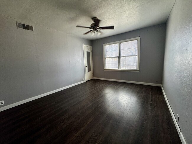 Building Photo - 719 Small St