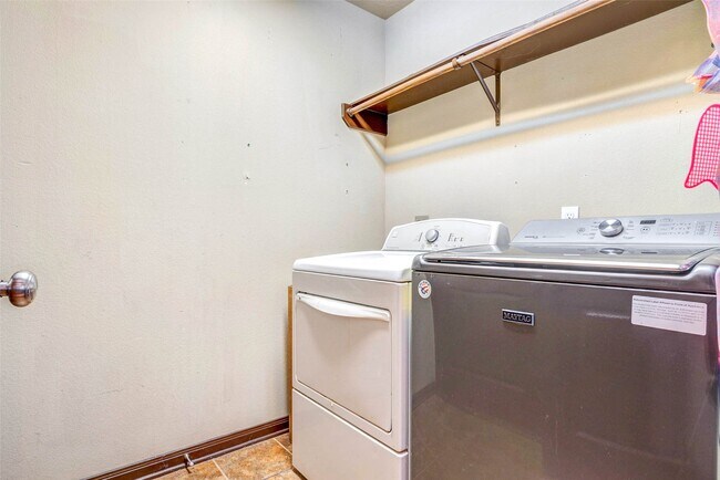 Building Photo - 940 Oak Lynn Dr