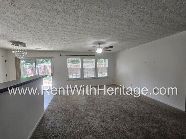Building Photo - Gorgeous 5 bedroom, 2.5 bath / Attention t...