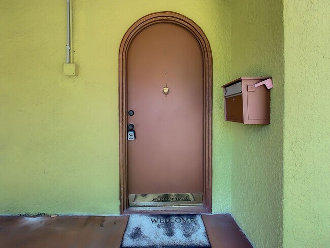 Building Photo - Charming Three bedroom one bath with huge backyard