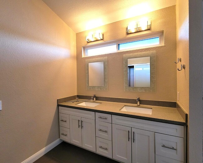 Building Photo - 572 Marlin Ct
