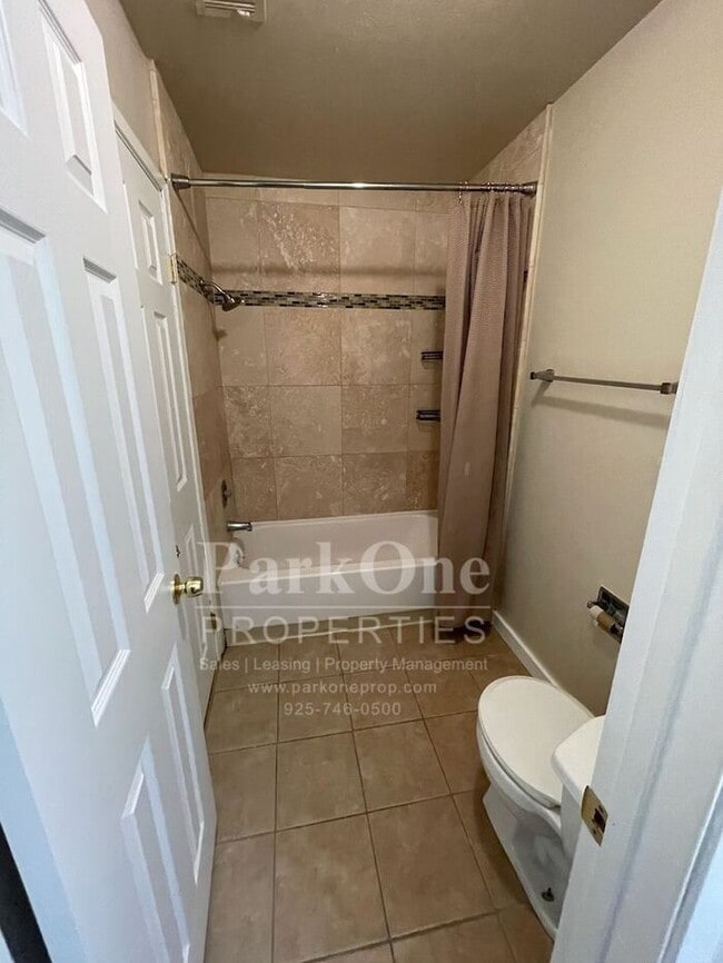 Building Photo - Spacious Town house in Pleasant Hill Now Available!