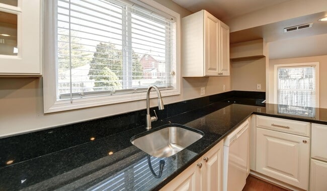 Building Photo - 746 Beech St