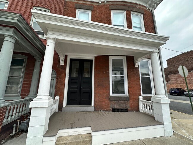 Building Photo - 701 Walnut St