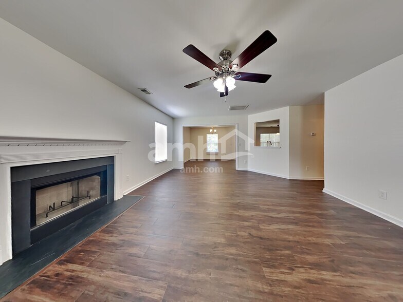 Building Photo - 425 Green Park Ln