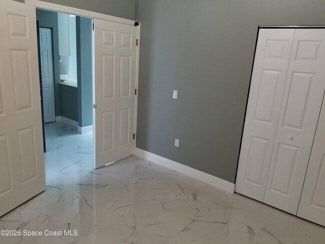 Building Photo - 3685 Oakhill Dr