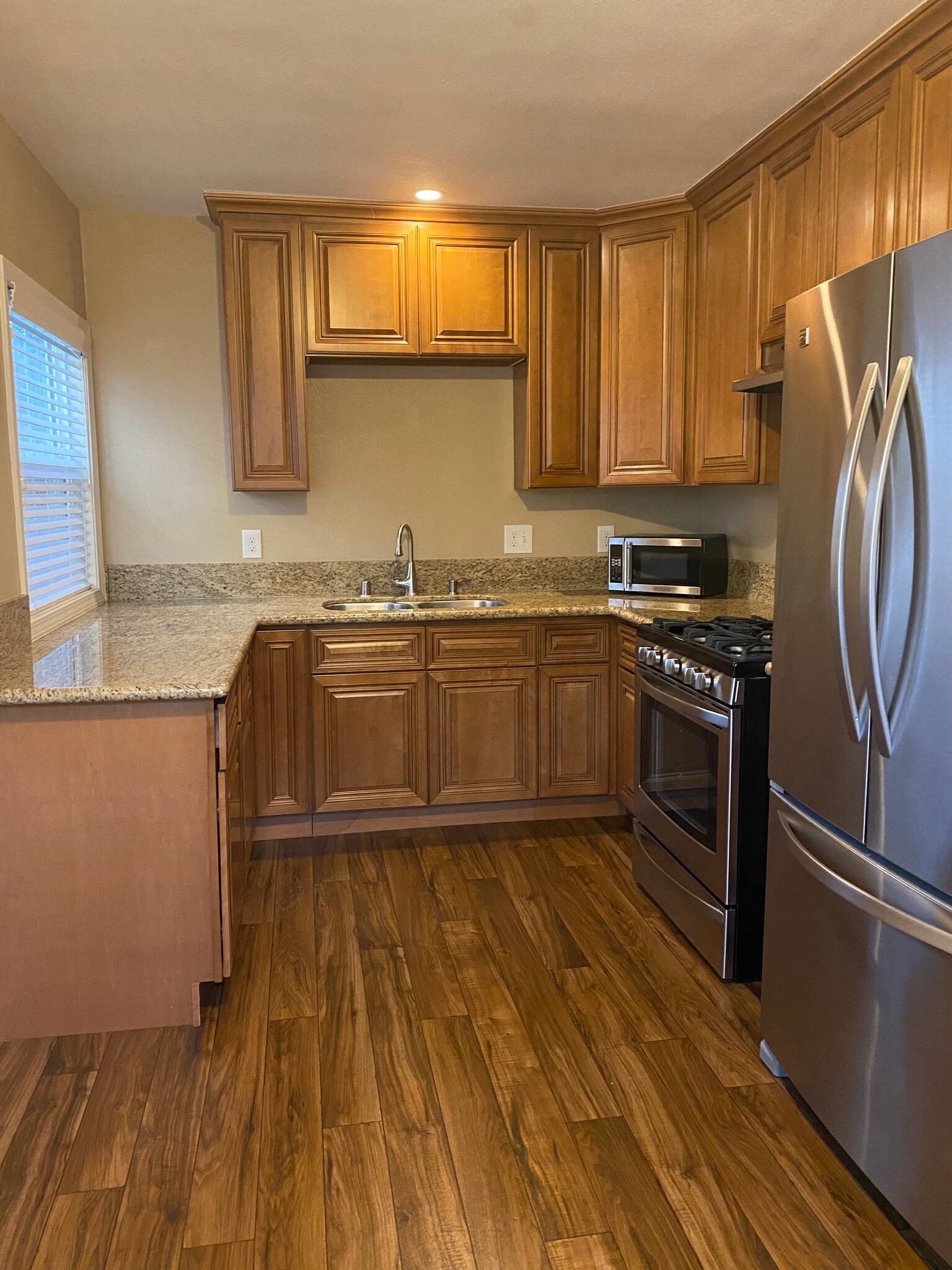 Building Photo - 915 N Los Robles Ave