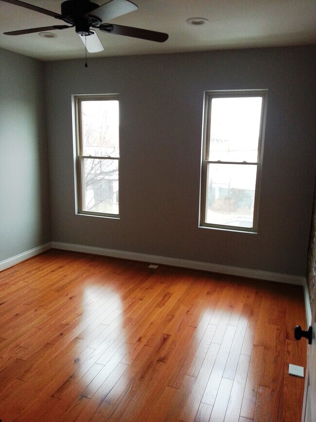 Bedroom - 1415 E Clement St