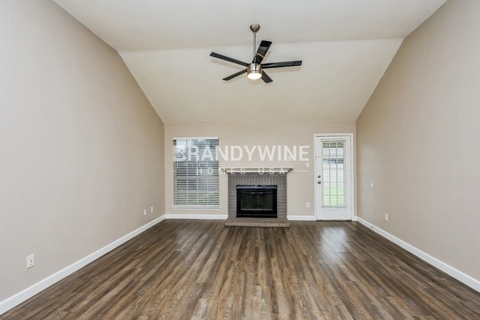 Building Photo - 737 Lionel Way