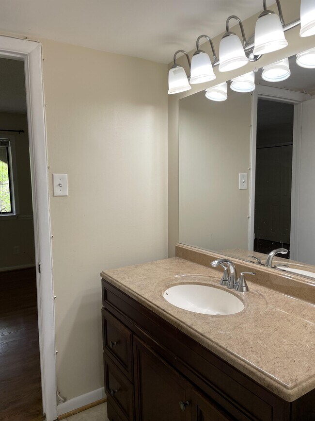 Building Photo - 3095 Hawthorne Dr NE