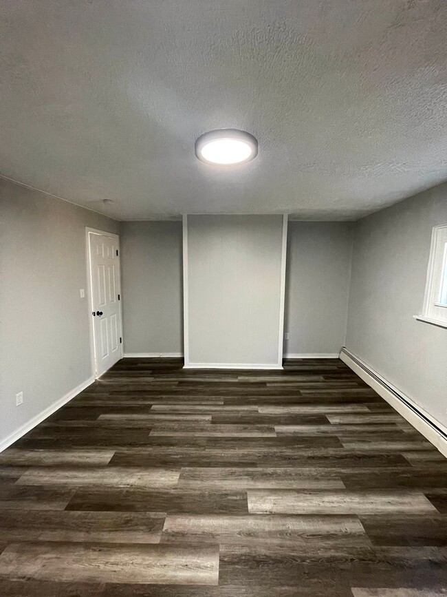 Building Photo - Modern 3 bed, move in ready! Section 8 Acc...