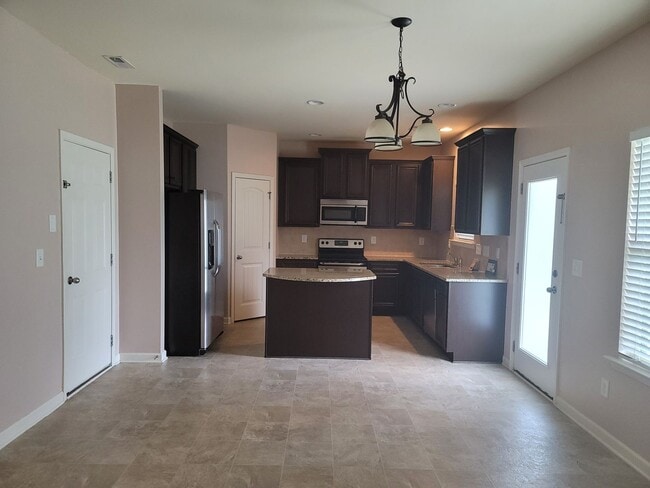 Building Photo - Breathtaking 4 Bedroom Home in Highgrove a...