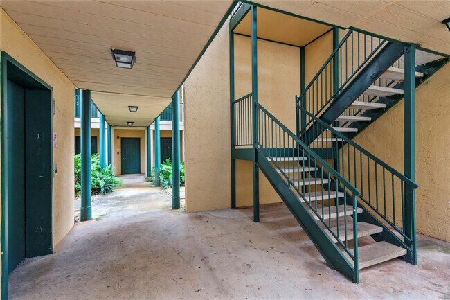 Building Photo - 755 Riverside Dr