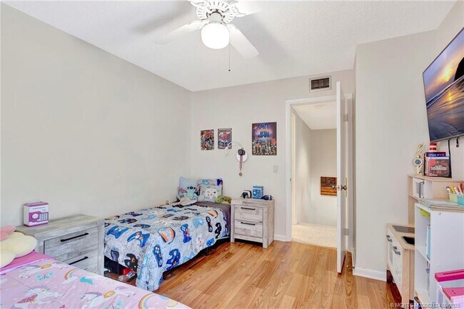 Building Photo - 2930 SW Sunset Trace Cir
