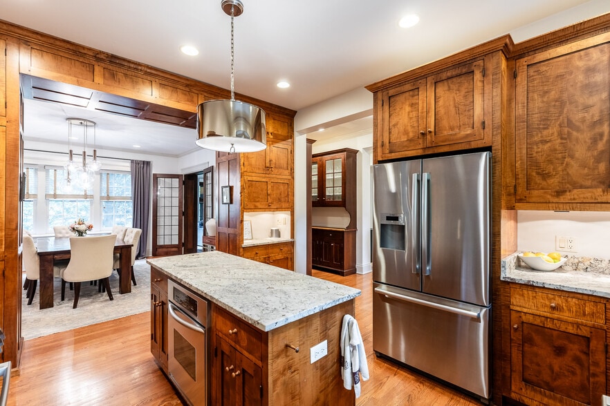 Kitchen view to dining room - 4061 Beechwood Ave