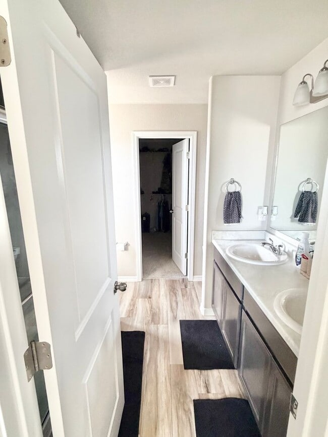 Building Photo - Like New Home for Rent on Truscott!