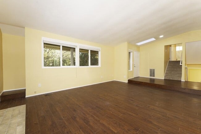 Building Photo - 3 bedroom in Bellevue WA 98006