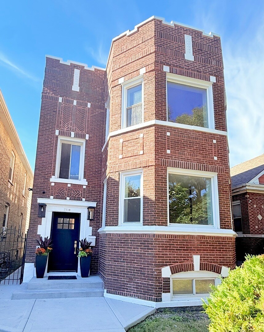 Outside View - 7718 S Bishop St