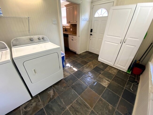 Building Photo - Adorable 2 bedroom house for rent in Downtown LC