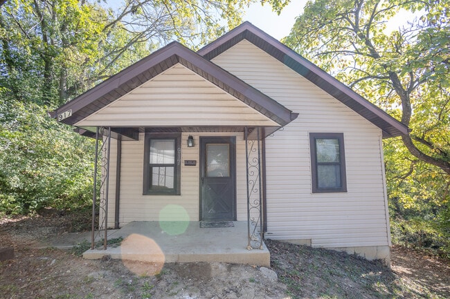 Building Photo - 917 Harding St