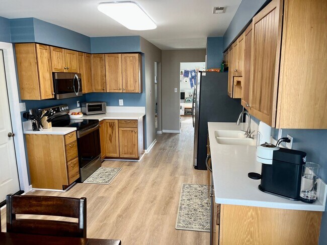 Building Photo - Updated 3BR/2BA with LOFT and Garage!