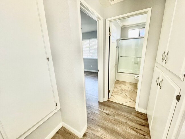 Building Photo - Charming 2 Bedroom 1.5 Bathroom Townhome w...