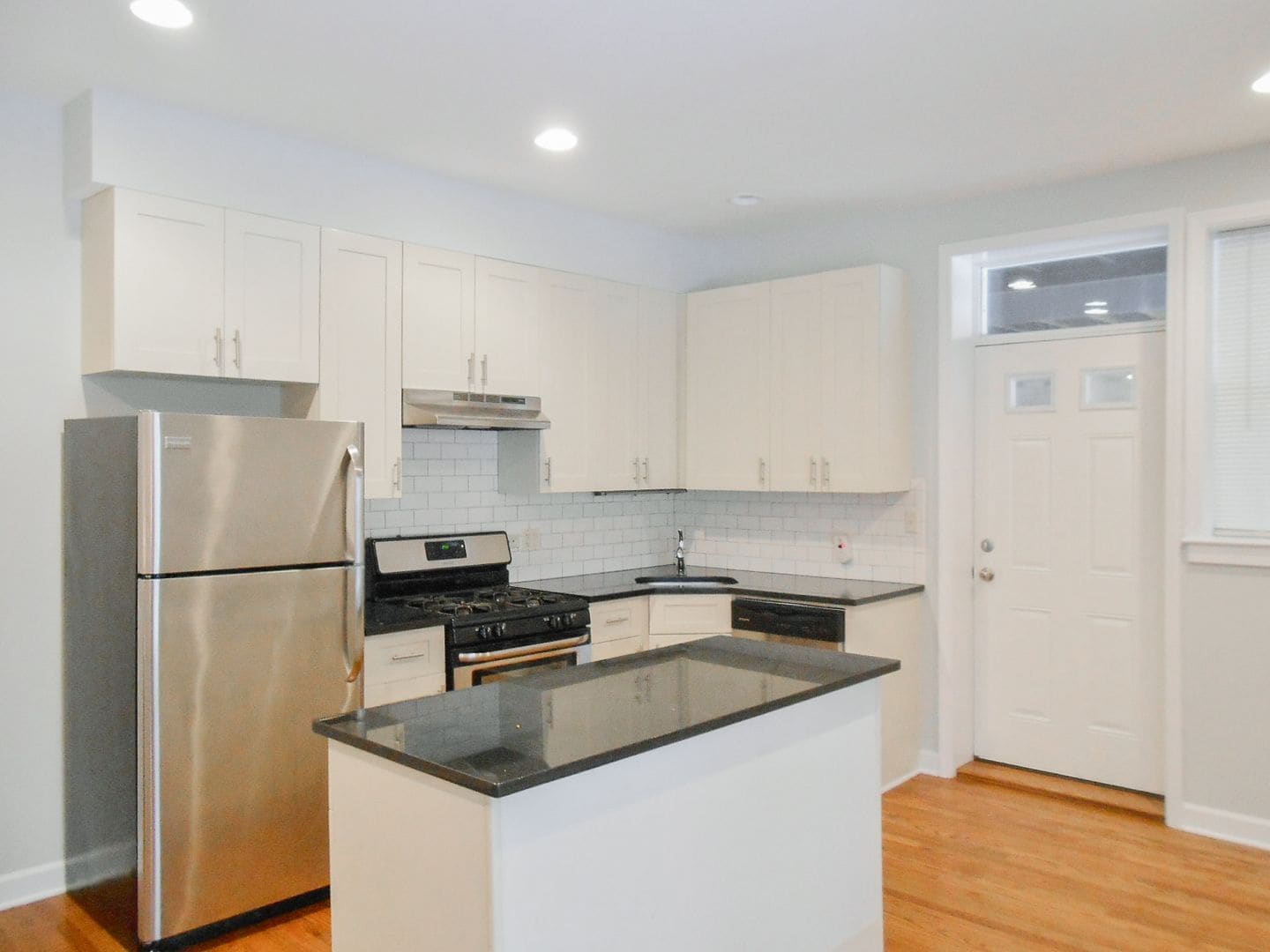 Building Photo - 855 W Cornelia Ave