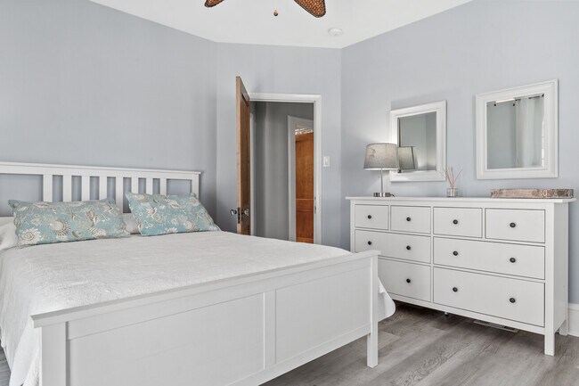 Building Photo - 100 S Amherst Ave