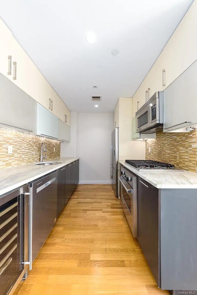 Building Photo - 500 4th Ave