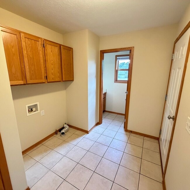 Building Photo - Large 3 bedroom duplex - move in ready!