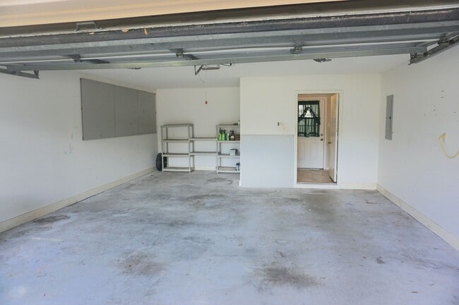 Building Photo - 5 BED | 2.5 BATH | SINGLE FAMILY HOME | BO...